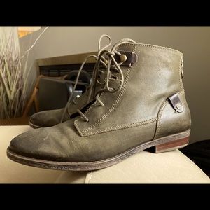 OTBT Taos NM Lace-Up Booties Size 8 Olive